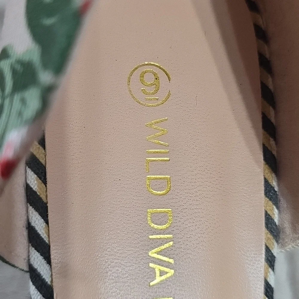 Wild Diva Lounge Womens Slip-On Flats Shoes‎ Cream W/Roses Sz 9 EUC